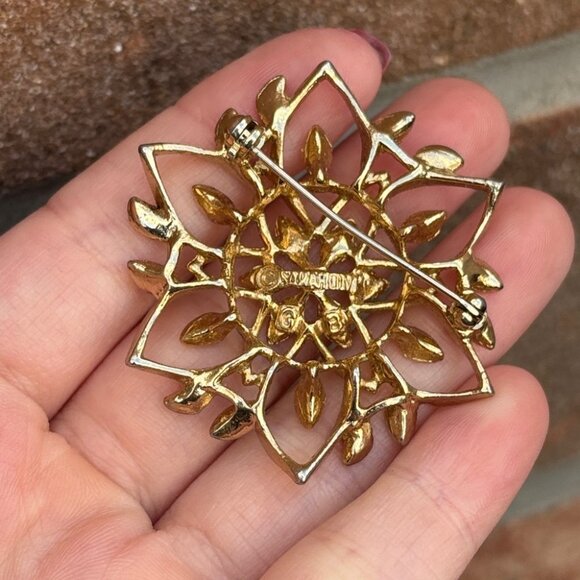Vintage Sarah Coventry Signed Gold-Tone “Peta Lure” Floral Brooch - Picture 4 of 4